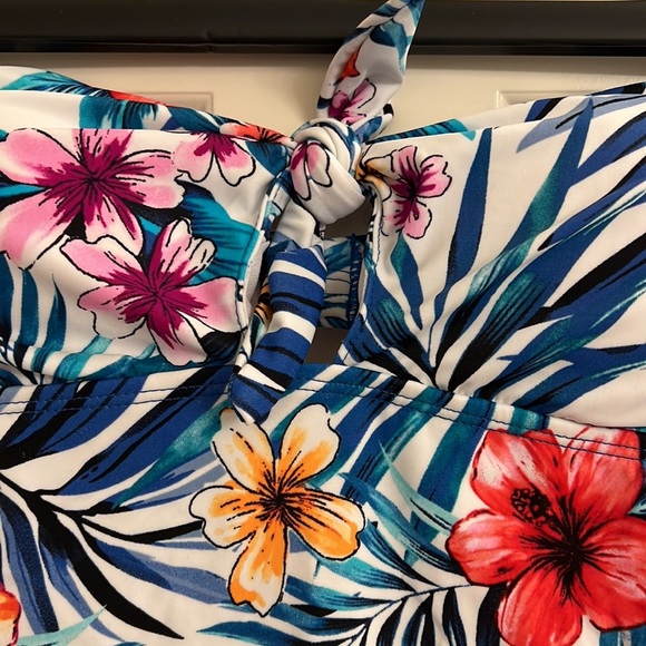 Time and Tru ladies swimsuit - Picture 2 of 5